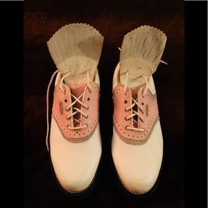 A pair of women golf shoes 8.5